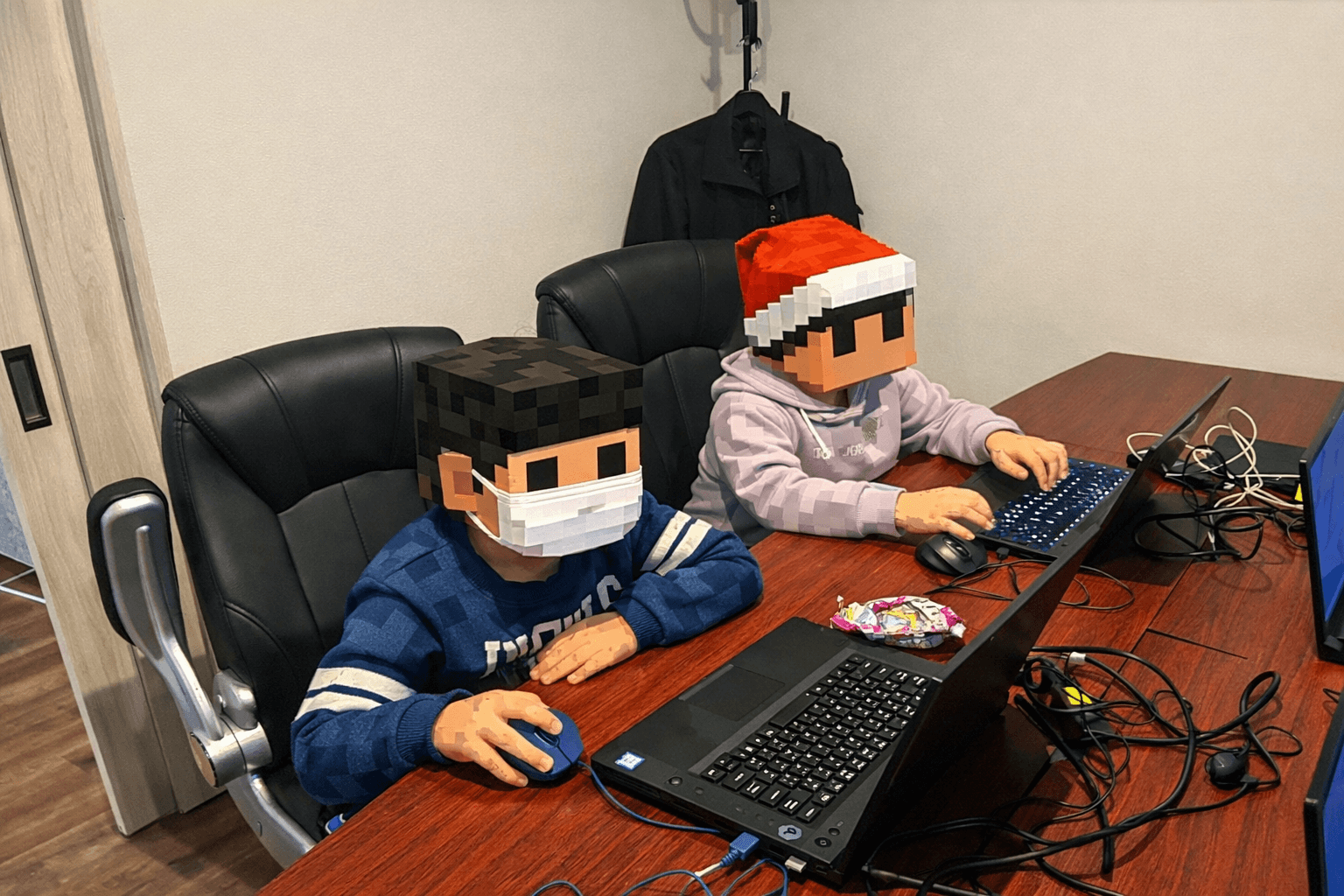 堀江校で複数の生徒が並んで制作に取り組んでいる様子